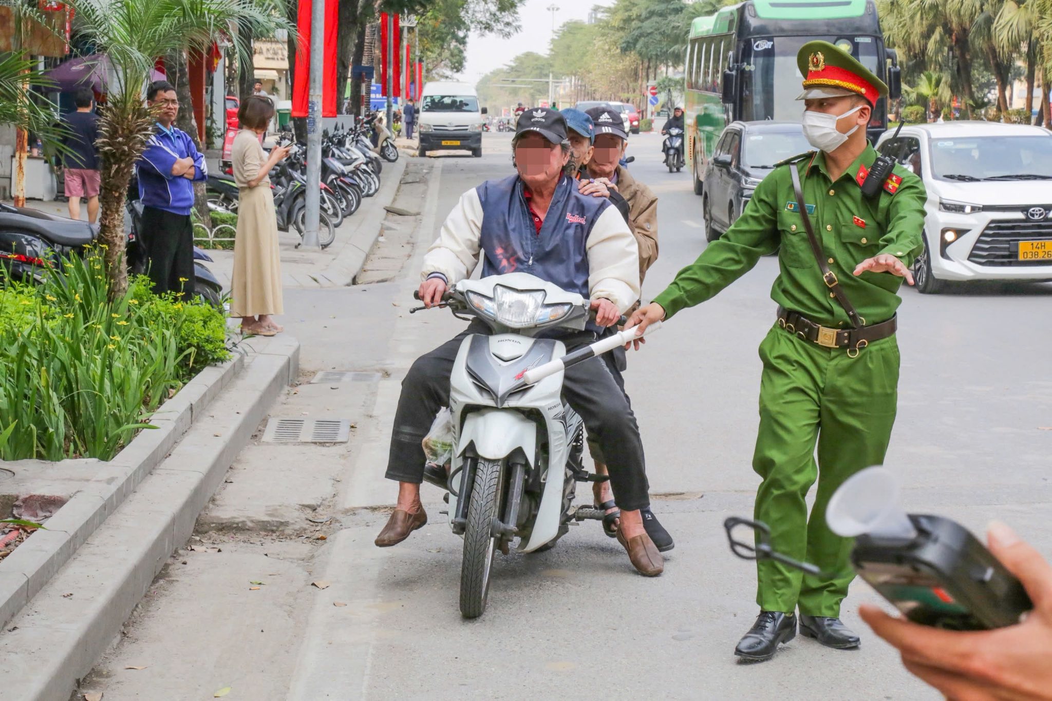 H&agrave; Nội mạnh tay xử l&yacute; vi phạm nồng độ cồn: &ldquo;&Ocirc;ng ch&uacute; phố&rdquo; kh&ocirc;ng c&ograve;n l&agrave; ngoại lệ