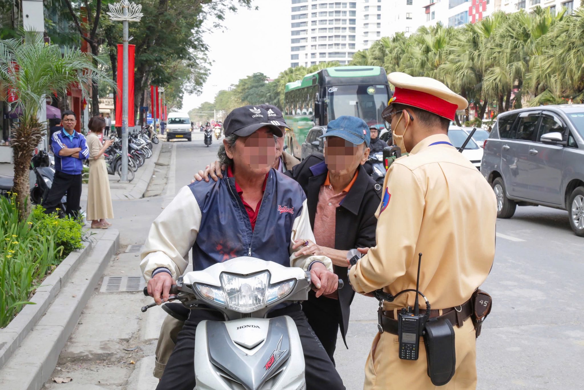 H&agrave; Nội mạnh tay xử l&yacute; vi phạm nồng độ cồn: &ldquo;&Ocirc;ng ch&uacute; phố&rdquo; kh&ocirc;ng c&ograve;n l&agrave; ngoại lệ