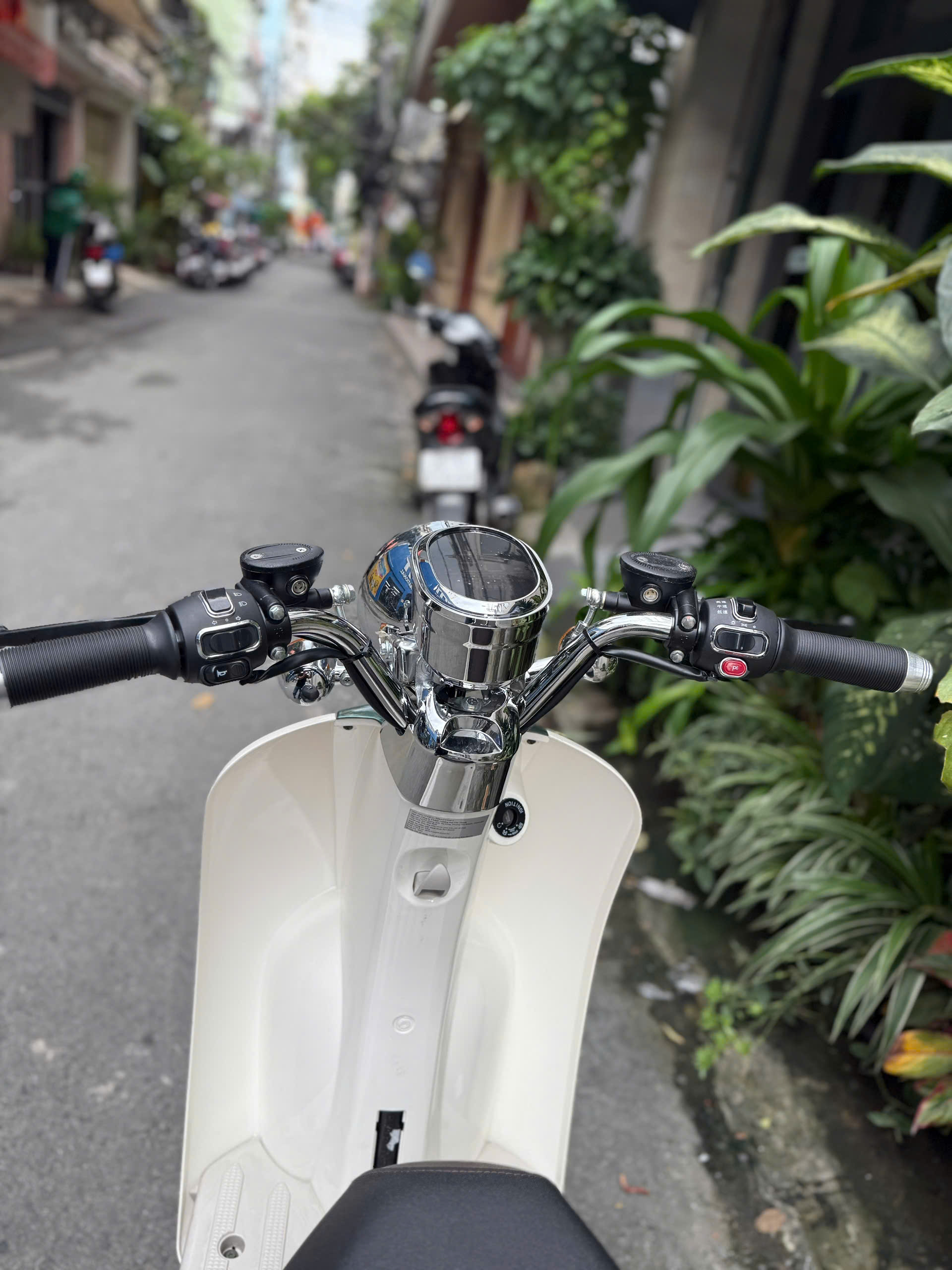 Chưa tới 20 triệu đ&atilde; sở hữu chiếc xe m&aacute;y điện bản pin chạy 130km/lần sạc