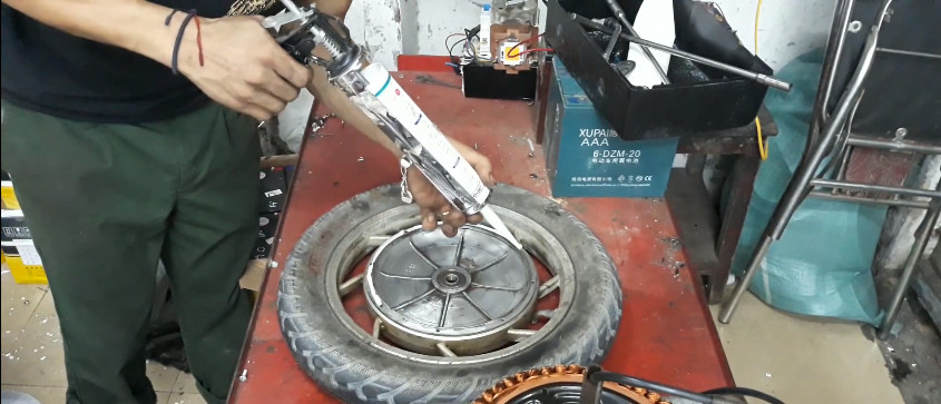 Bơm keo chống nước vào động cơ xe đạp điện Bơm keo chống nước vào động cơ xe đạp điện
