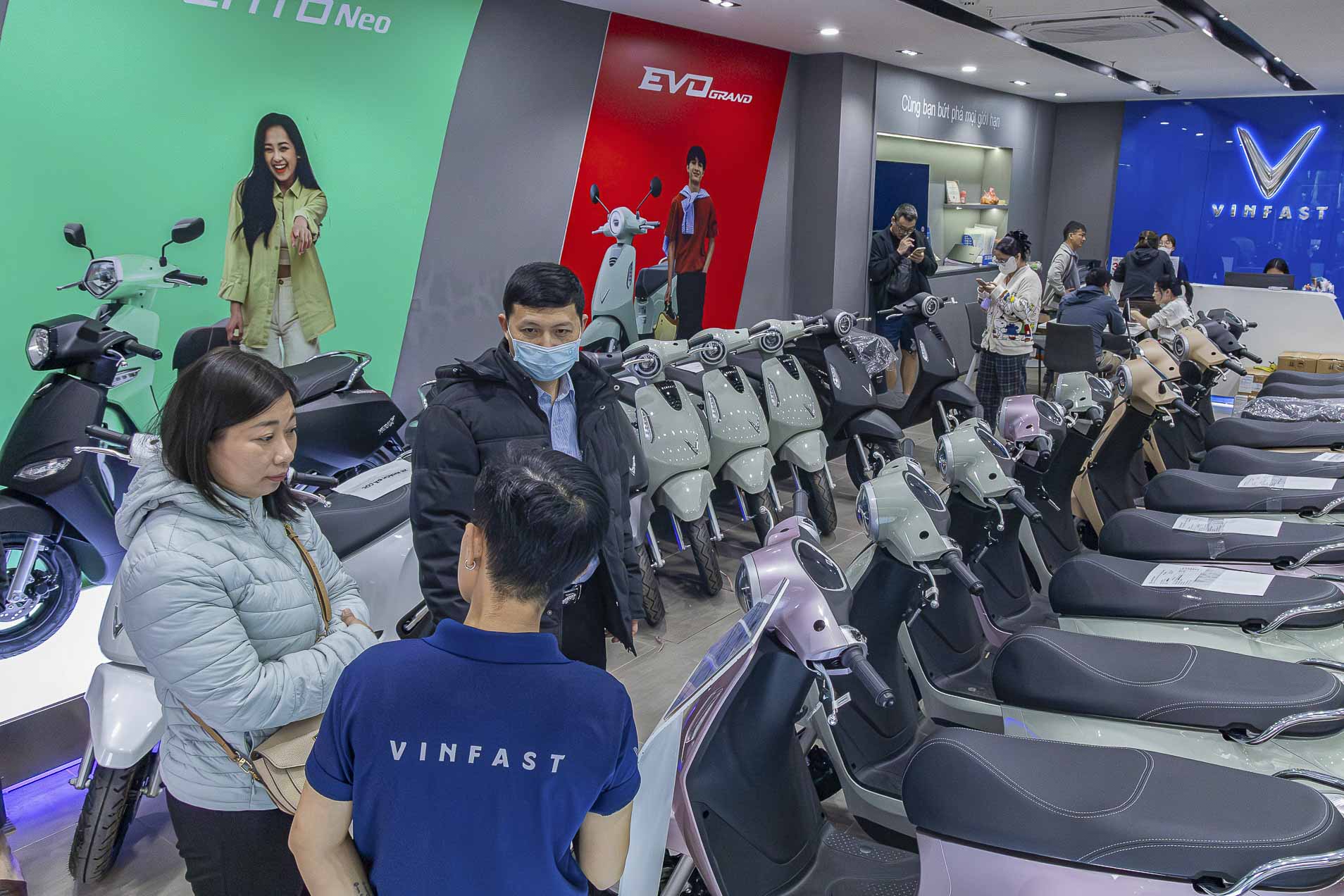 Người dân thắt chặt chi phí đi lại giữa lúc giá xăng leo thang Người dân thắt chặt chi phí đi lại giữa lúc giá xăng leo thang