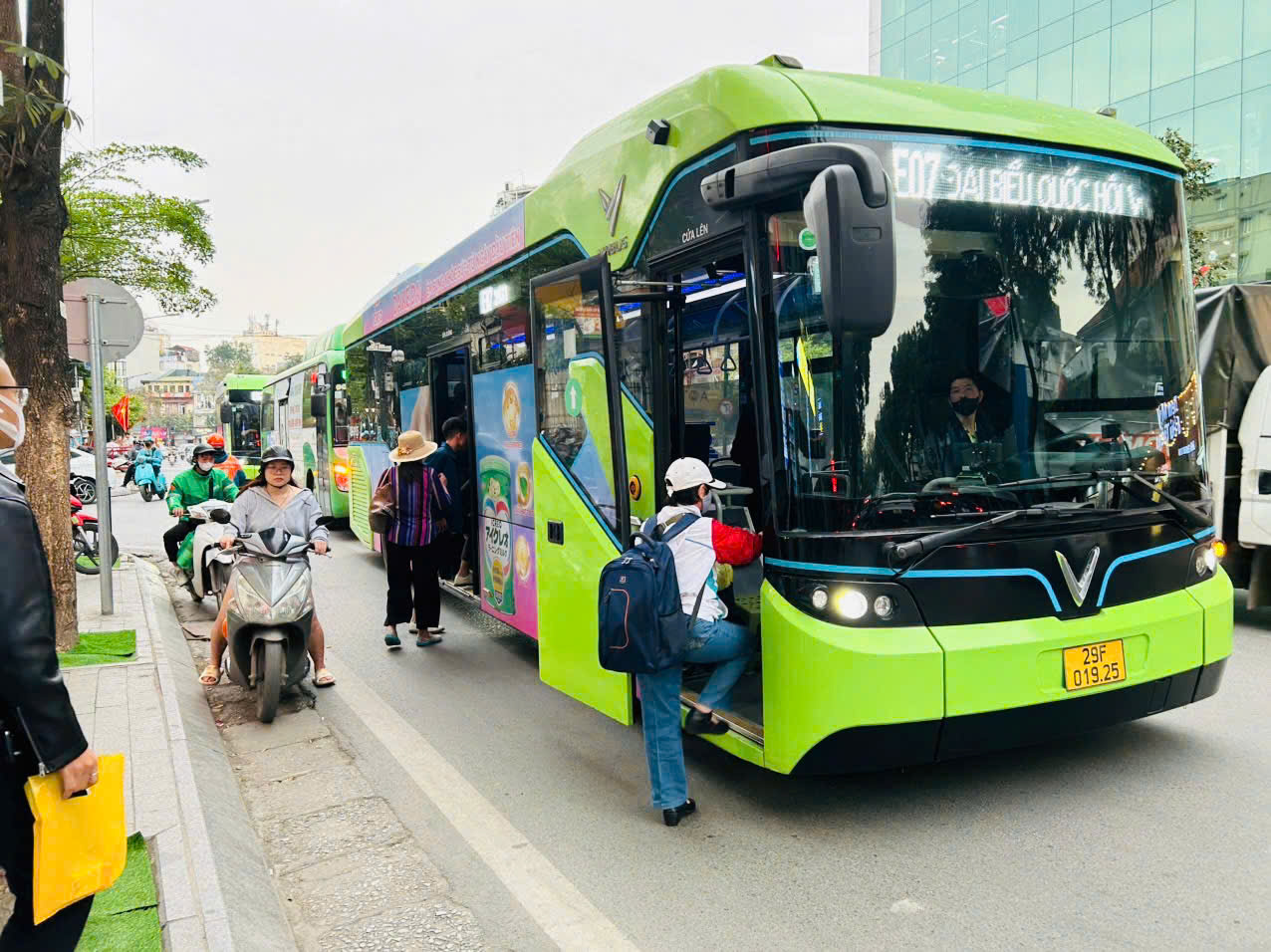 Người dân thắt chặt chi phí đi lại giữa lúc giá xăng leo thang Người dân thắt chặt chi phí đi lại giữa lúc giá xăng leo thang