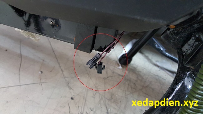 Hướng dẫn tháo dây hạn chế tốc độ xe máy điện Zoomer Dibao Hướng dẫn tháo dây hạn chế tốc độ xe máy điện Zoomer Dibao