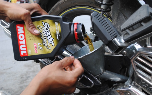 Thay dầu nhớt định kì cho xe máy 50cc Thay dầu nhớt định kì cho xe máy 50cc