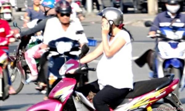 bà bầu đi xe máy 755612cbb66122