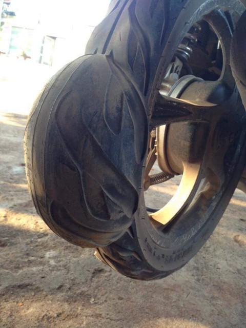 Nổ lốp xe máy 50cc Nổ lốp xe máy 50cc