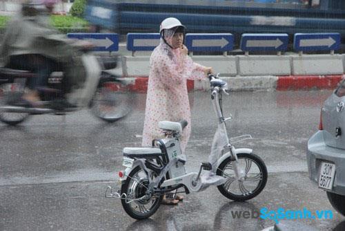 Lưu ý khi bạn chạy xe điện trong điều kiện mưa gió Lưu ý khi bạn chạy xe điện trong điều kiện mưa gió